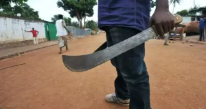 Drame nocturne à Louga : un amant surpris chez sa copine mariée attaque le mari à coups de machette.