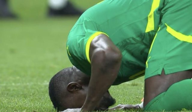 mane praying