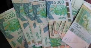Psychose dans la banlieue dakaroise : un mystérieux bienfaiteur distribue des billets de 5 000 FCFA à des élèves, les mamans sonnent l’alerte