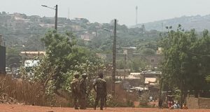 Mali: les jihadistes attaquent des cars et des infrastructures électriques, l’armée poursuit ses opérations