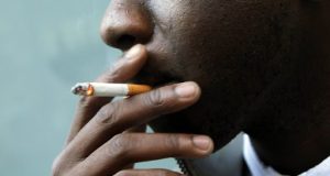 SÉNÉGAL : 58 % DES JEUNES FUMENT AVANT 20 ANS, LES AUTORITÉS ALERTENT SUR UNE INITIATION DE PLUS EN PLUS PRÉCOCE